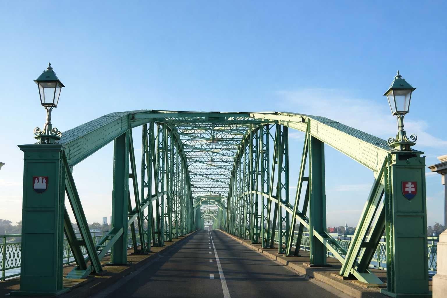 Most v Komárne – zelený oceľový most, pohľad do perspektívy