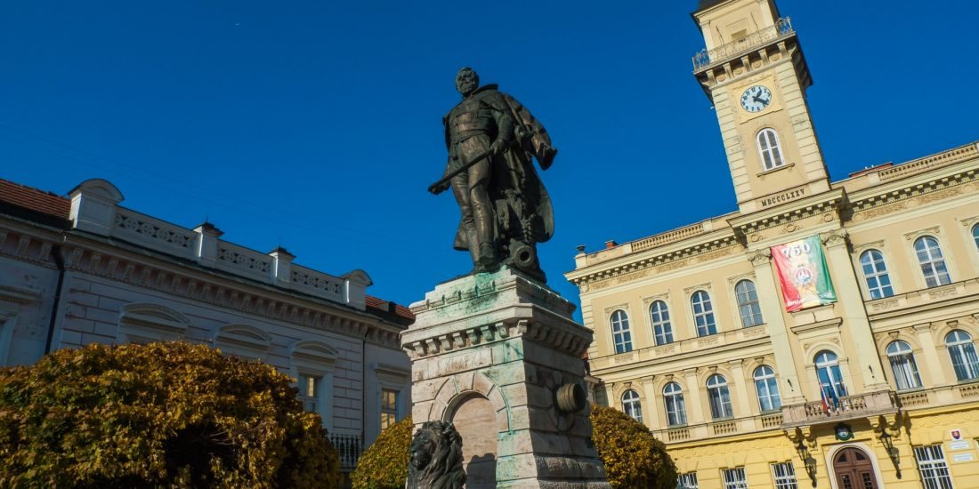 Námestie generála Klapku v Komárne so sochou a radnicou