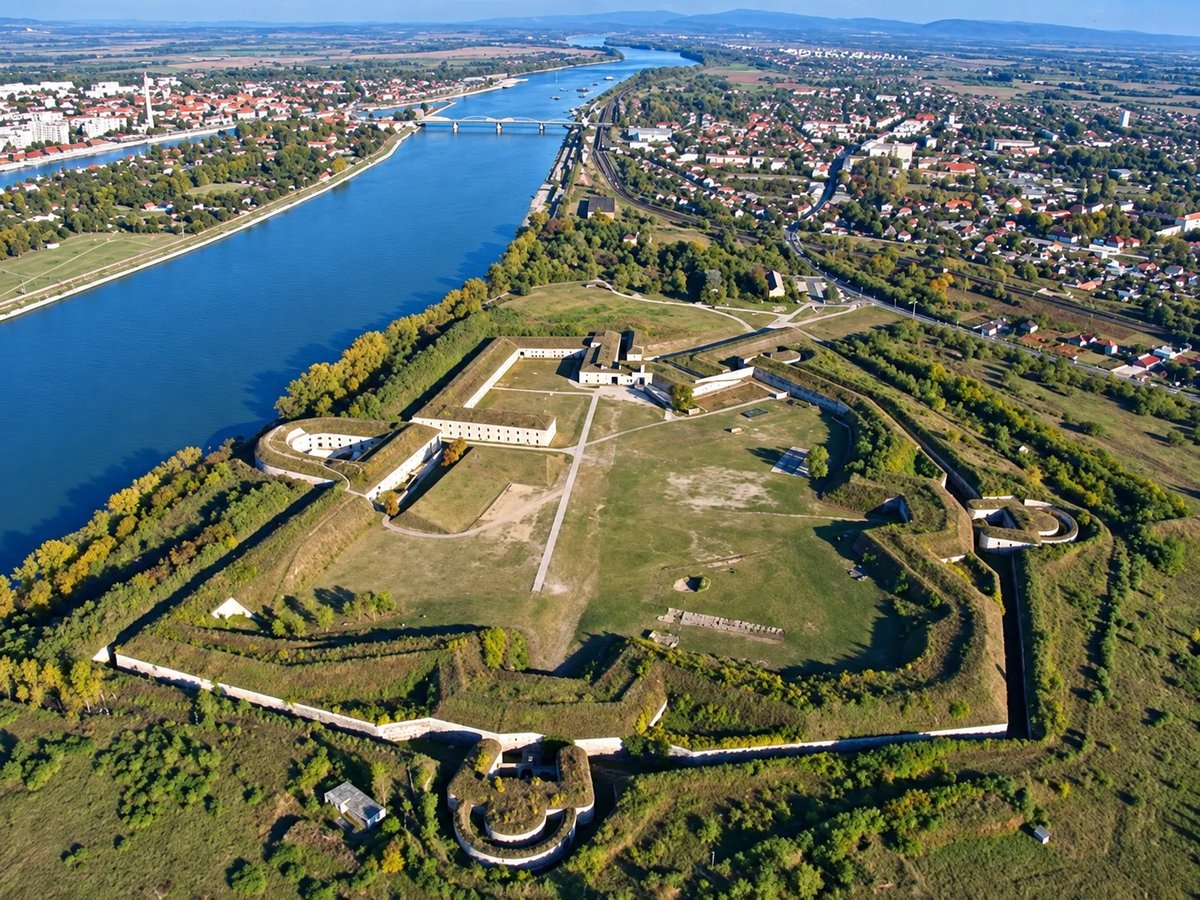 Komárom: čo vidieť za Alžbetiným mostom – pevnosti, vstupné a tipy