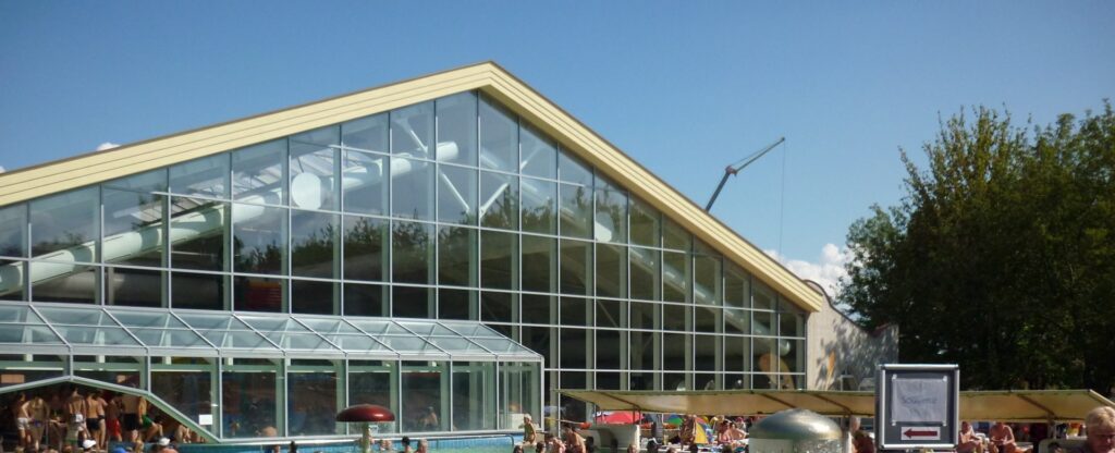 Sklenená krytá hala nad bazénom termálneho kúpaliska vo Veľkom Medri